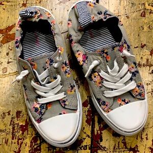 Pull on canvas print shoes size 8 Maurices